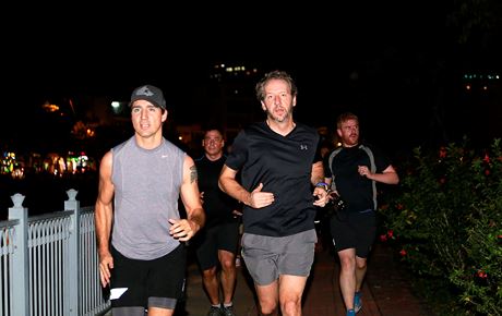 Thủ Tướng Canada Justin Trudeau (áo thun xám) chạy bộ dọc bờ kênh Nhiệu Lộc, Thị Nghè, TP.HCM.