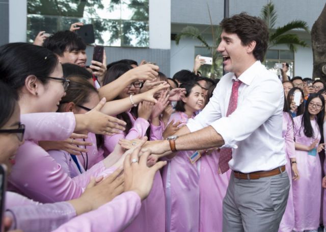 Thủ Tướng Canada Justin Trudeau đến Sài Gòn trước khi đi Đà Nẵng dự Hội Nghị Thượng Đỉnh APEC. Ảnh: Người Việt