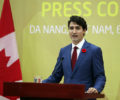 Thủ tướng Canada Justin Trudeau trả lời báo chí trong cuộc họp báo do phái đoàn Canada bất ngờ tổ chức bên lề thượng đỉnh APEC.