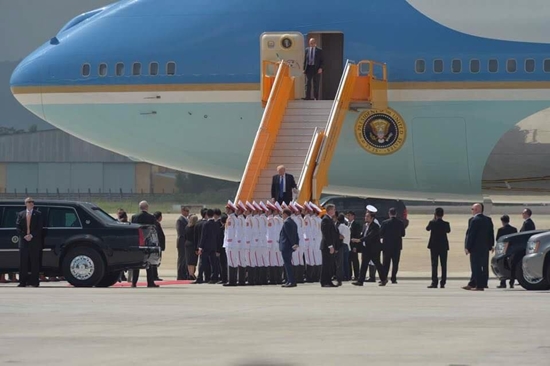Tổng thống Hoa Kỳ Donald Trump xuống máy bay tại Đà Nẵng tham dự APEC 2017. Ảnh: congly.vn