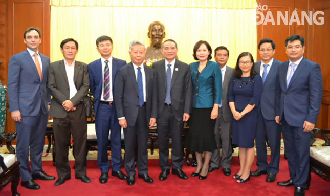 Bí thư thành ủy Đà Nẵng Trương Quang Nghĩa (thứ 5 từ trái sang) tái hội ngộ với ông Linqun Jin – Chủ tịch Ngân hàng Đầu tư Cơ sở hạ tầng Châu Á AIIB – vào ngày 8/11/2017. Ảnh: Báo Đà Nẵng