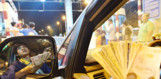 Giới tài xế trả phí bằng tiền lẻ khi qua trạm thu phí BOT Cai Lậy. Ảnh: Zing.vn