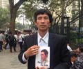 Nhà hoạt động Ngô Duy Quyền, Hội Bầu Bí Tương Thân, trong lần phản đối trước cổng phiên tòa bất công đối với blogger Anh Ba Sàm. Ảnh: FB Ngoc Duc Nguyen