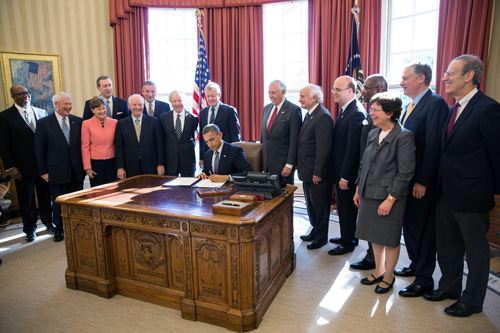 Tổng thống Barack Obama ký Dự luật Magnitsky ngày 14-12-2012. Ảnh: AFP