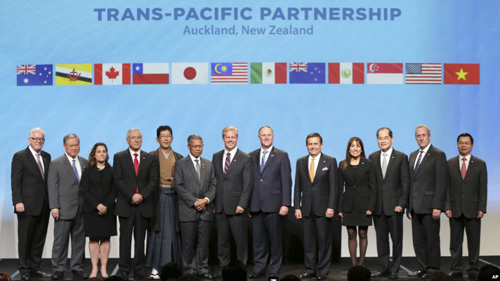 Các phái đoàn mậu dịch từ 12 quốc gia thành viên ký kết Hiệp định Đối tác xuyên Thái Bình Dương (TPP) tại New Zealand ngày 04-02-2016. Ảnh: AP