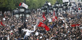 Người dân Tunisia tụ tập biểu tình đông đảo trước cổng Bộ Nội Vụ để phản đối tổng thống Ben Ali của nước nầy trong cuộc cách mạng dân chủ năm 2011. Ảnh: EPA