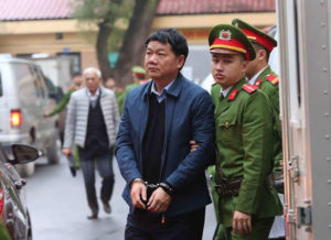 Cảnh sát áp giải ông Đinh La Thắng đến tòa. Ảnh: vietnamnet
