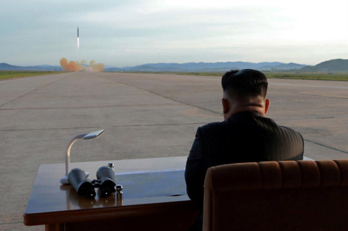 Lãnh tụ Bắc Hàn Kim Jong-un quan sát việc phóng hỏa tiễn Hwasong-12. Hình không đề ngày tháng, được Thông Tấn Xã Bắc Hàn phổ biến ngày 16-09-2017. Ảnh: KCNA via REUTERS