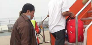 Một hành khách mặc nhiều lớp quần áo trên người để không bị hãng máy bay thu phí hành lý xách tay vượt quá trọng lượng qui định. Ảnh: FB Tuan Ngo.