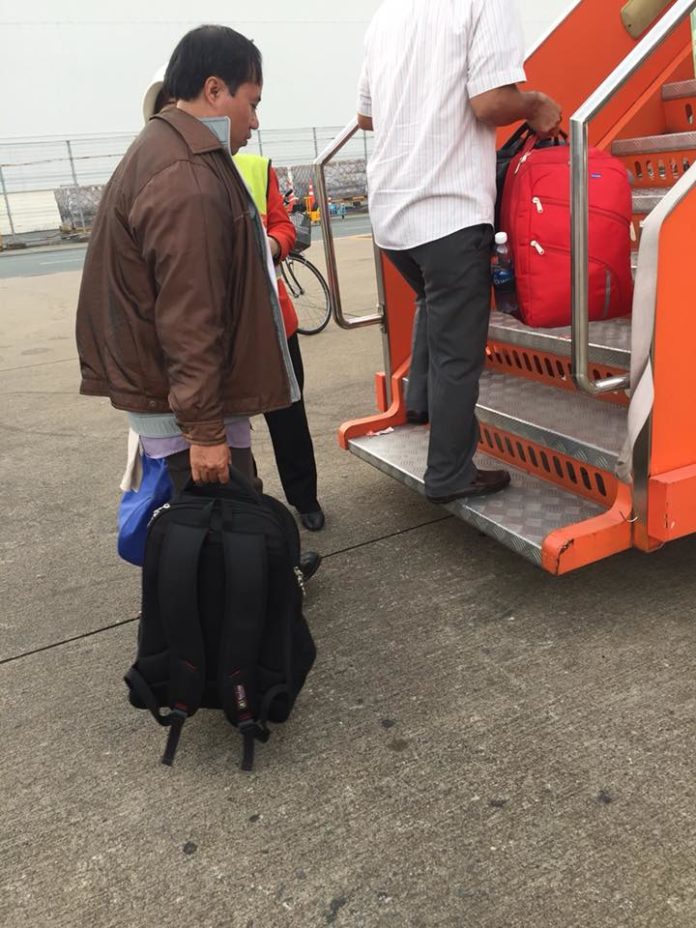 Một hành khách mặc nhiều lớp quần áo trên người để không bị hãng máy bay thu phí hành lý xách tay vượt quá trọng lượng qui định. Ảnh: FB Tuan Ngo.