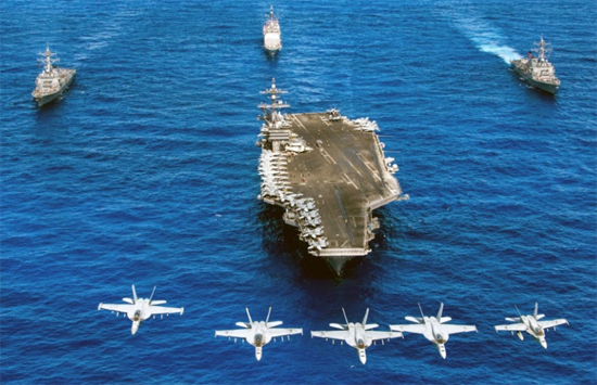 Một đội hình tác chiến với sự góp mặt của USS Carl Vinson ở vị trí trung tâm. Ảnh: AFP