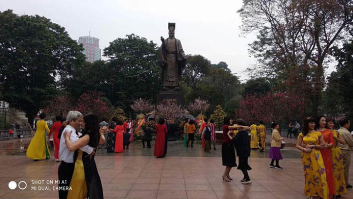 Nhóm người nhảy múa trước tượng Lý Thái Tổ, Hà Nội hôm 17/2/2018 (nhằm mùng 2 Tết Mậu Tuất). Ảnh: Internet