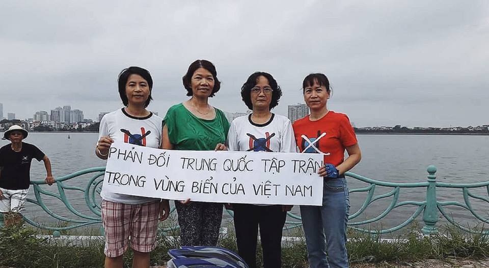 Tác giả Trần Thị Thảo (thứ hai từ phải) trong một lần phản đối TQ. Ảnh: FB tác giả Trần Thị Thảo