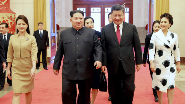 Kim Chính Ân và phu nhân được Tập Cận Bình cùng phu nhân đón tiếp tại Bắc Kinh hôm 26 tháng Ba vừa qua. Ảnh: Korea News Service via AP