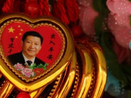 Các món quà lưu niệm với chân dung chủ tịch Tập Cận Bình được bày bán tại Thiên An Môn, ngày 26/02/2018. Ảnh: REUTERS/Thomas Peter