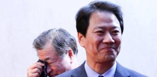 Ông Suh Hoon, Giám đốc Tình báo Quốc gia Hàn Quốc (NIS) lau giòng nước mắt vì vui mừng khi hai nhà lãnh đạo Nam Bắc Triều ra Tuyên bố chung. Người mỉm cười phía trước là ông Im Jong-seok, tổng thư ký của Tổng thống Hàn Quốc. Hình được chụp tại Bàn Môn Điếm. Ảnh: Reuters.