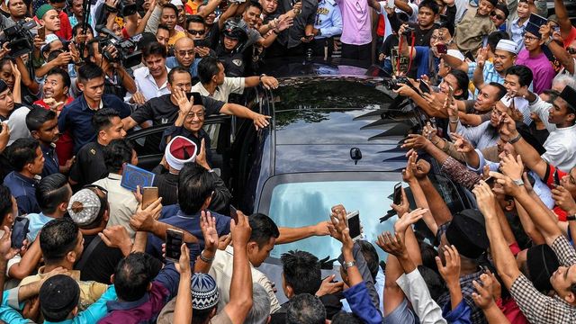 Người dân chào đón Mahathir khi ông vừa đắc cử thủ tướng năm 2018. Ảnh: The National.