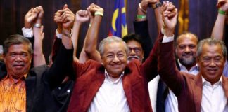 Mahathir Mohamad (đứng giữa), cựu Thủ tướng Malaysia và là ứng cử viên Liên minh đối lập đã giành chiến thắng sau cuộc bầu cử ngày 9/5/2018. Ảnh: Lai Seng Sin / Reuters