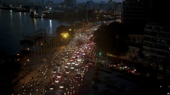 Sài Gòn giờ tan tầm, giao thông càng trầm trọng hơn khi đường phố ngập lụt. Ảnh: AP