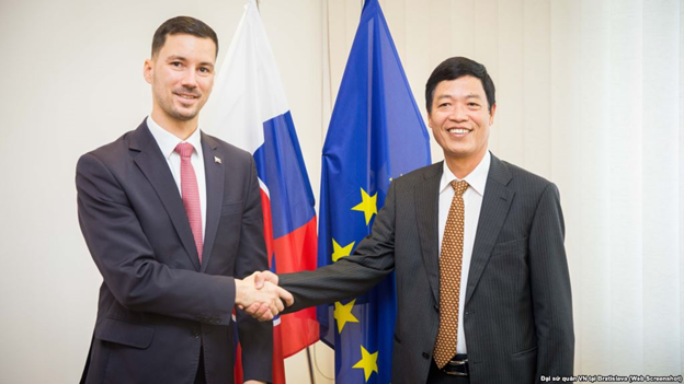 Đại sứ CSVN tại Slovakia Dương Trọng Minh (phải) và Quốc vụ khanh Slovakia Lukas Parizek. Ảnh: VOA