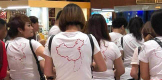 Du khách Trung Quốc mặc áo in hình "đường lưỡi bò" khi nhập cảnh tại sân bay Cam Ranh hôm 13/5/2018.