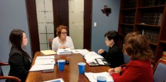 Đại diện của các hội đoàn thảo luận với bà Giám đốc Mary Schneider tại văn phòng Dân biểu liên bang John Culberson hôm 8/5/2018.