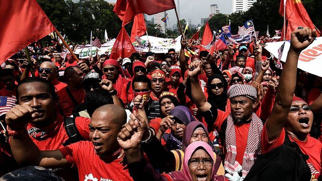 Hàng ngàn người ủng hộ liên minh cầm quyền Liên minh Mặt trận Quốc gia (BN) tuần hành tại Kuala Lumpur vào ngày 16/9/2015 để khẳng định sự thống trị chính trị của tộc người Mã Lai. Ảnh: Manan Vatsyayana/AFP.