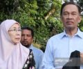 Bà Wan Azizah Wan Ismail (trái), vợ của lãnh đạo PH Anwar Ibrahim (phải), vừa được bầu làm phó thủ tướng. Ảnh: Kamarul Akhir/AFP/Getty Images.