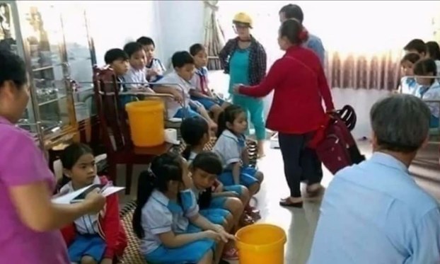 Các em học sinh có biểu hiện chóng mặt, nôn ói, đau bụng ngay sau khi uống sữa Nutrifood trong chương trình Sữa học đường. Ảnh: FB Nguyễn Huỳnh Thuật