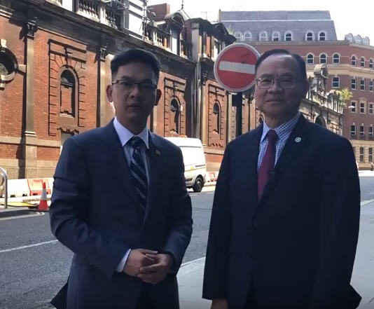 Ông Lý Thái Hùng (phải), Tổng Bí Thư Đảng Việt Tân trao đổi với anh Thanh Trần về Luật An Ninh Mạng hôm 1/7/2018 tại London, Anh Quốc.