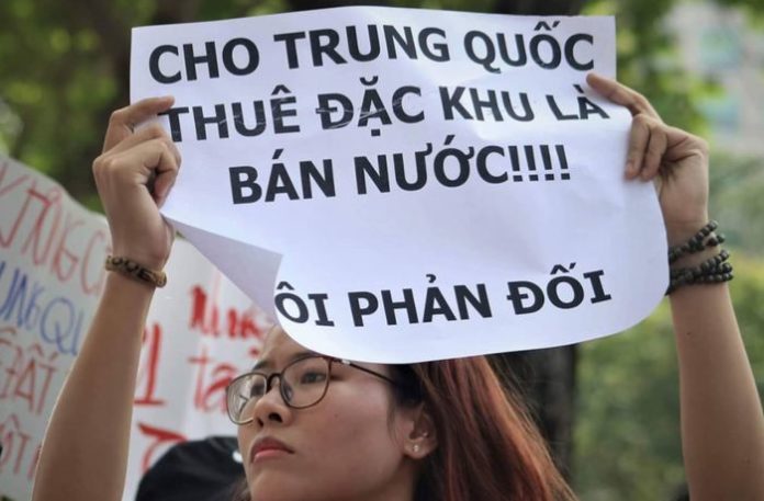 Sinh viên Trương Thị Hà trong buổi biểu tình ôn hoà tại Sài Gòn ngày 10/6/2018