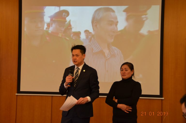 Ông Hoàng Tứ Duy giới thiệu Giải Nhân Quyền Lê Đình Lượng. Bên cạnh ông là bà Nguyễn Thị Quý, vợ TNLT Lê Đình Lượng.