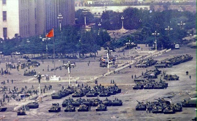 Nhà cầm quyền Trung Cộng điều động quân đội đến nghiền nát cuộc biểu tình của dân chúng tại quảng trường Thiên An môn, Bắc Kinh, tháng 6, 1989. Ảnh: FB Luân Lê
