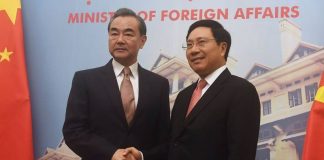 Bộ Trưởng Ngoại Giao CSVN Phạm Bình Minh (phải) tiếp người đồng nhiệm phía Trung Quốc Vương Nghị. Ảnh chụp VTC News