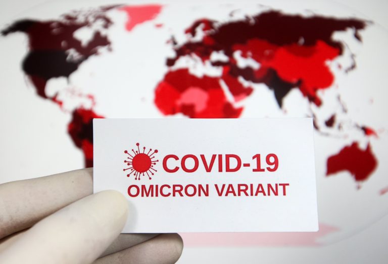Covid-19: Sóng thần Omicron đánh vào châu Âu và Mỹ, với cả triệu ca nhiễm mỗi ngày