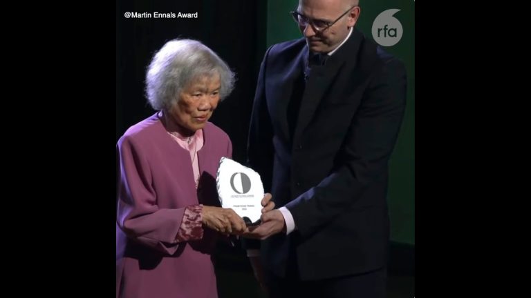 Mẹ nhà báo Phạm Đoan Trang thay con nhận giải “Nobel Nhân quyền”
